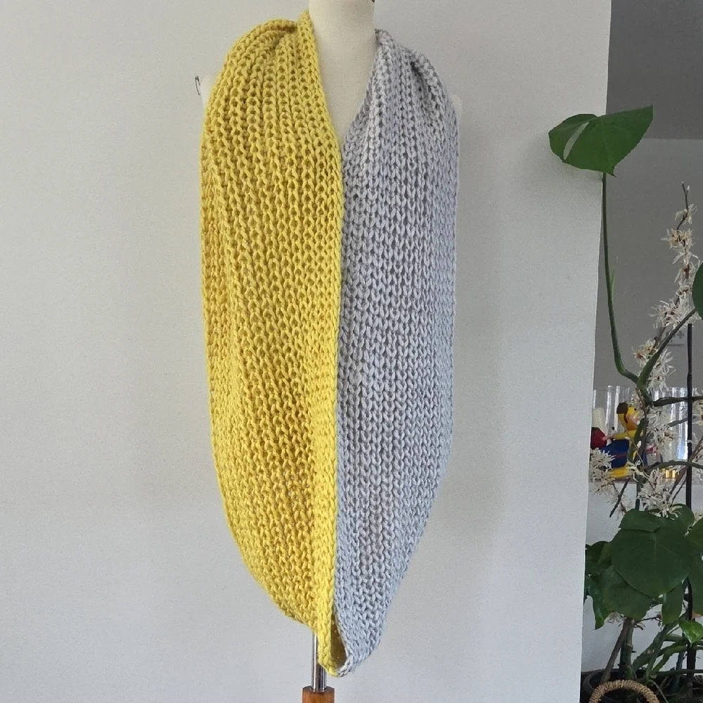 LOFT Yellow and Gray Knit Accessory